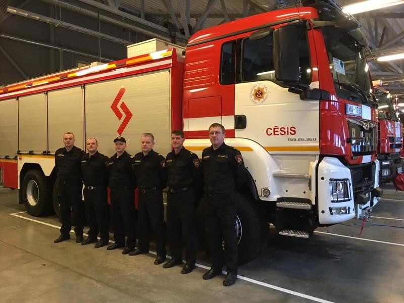 Cēsu ugunsdzēsēji glābēji saņem jaunu specializēto autocisternu
