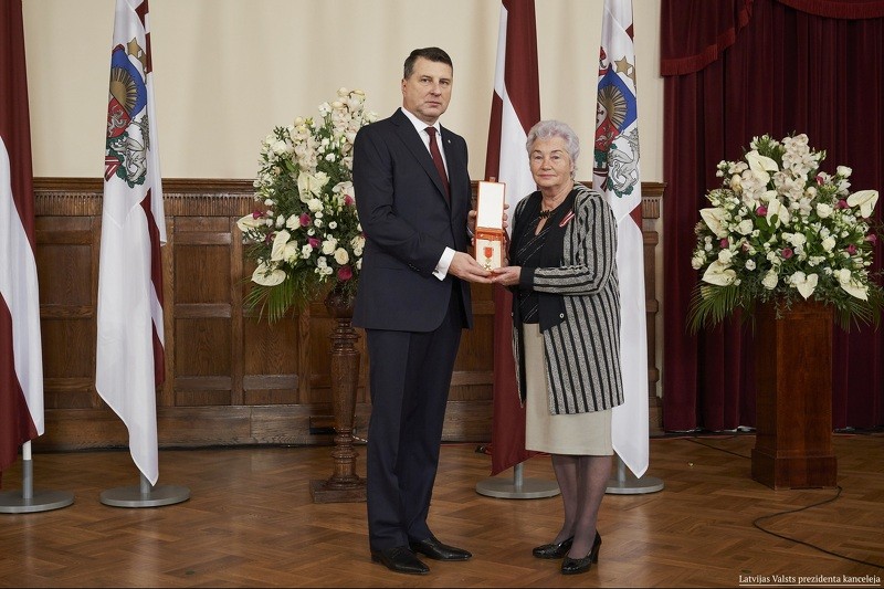 Cēsniecei Ainai Birutai Karelei Atzinības krusts