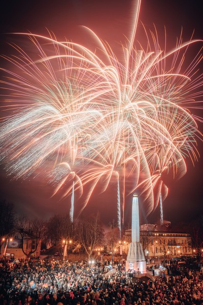 FOTO: Simtgades koncerts un salūts Cēsīs