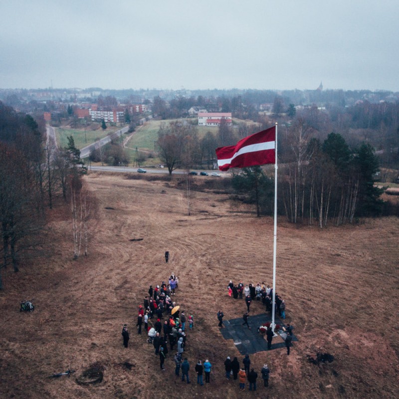 Dziesmusvētku kalniņā pacelts Latvijas karogs