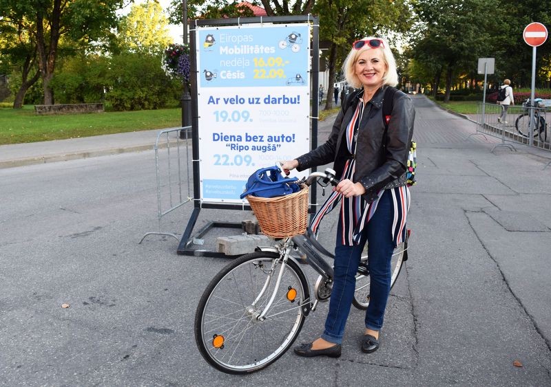 Vienības laukumā trīs stundās 100 riteņbraucēju