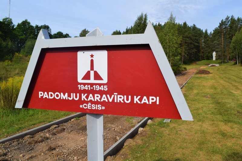 Brāļu kapu komiteja labiekārto Cēsu memoriālu Padomju karavīriem