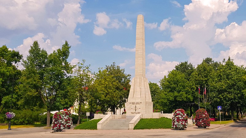 Cēsu Uzvaras piemineklim veic zeltītas lodes restaurāciju