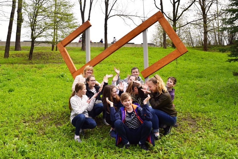 Pastariņa sākumskolas saime izveido vides objektus Avotu ielejas parkā