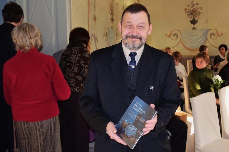Grāmata "Cēsu ģerbonis" nominēta balvai "Rīgas Metrs"