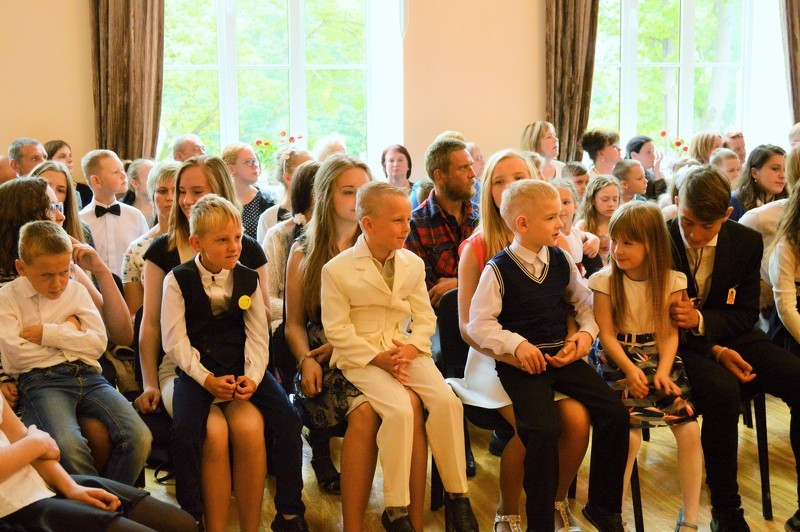 Vairākās Cēsu skolās nokomplektētas pirmās klases; pieteikšanās turpinās