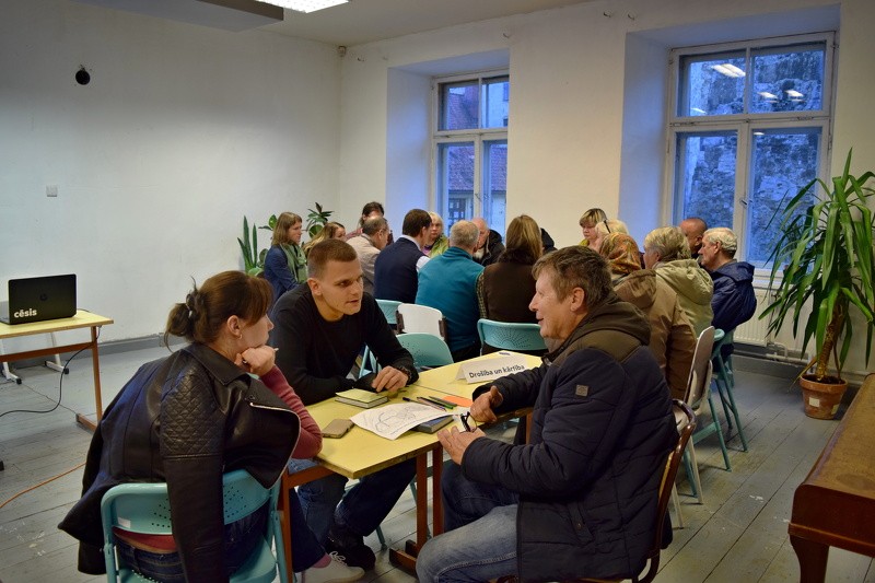 Noslēgušās apkaimju tikšanās; kopā tās apmeklējuši 200 cēsnieki