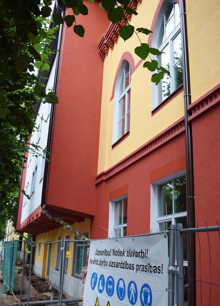 Pastariņa Sākumskolas siltināšanas darbi rit pēc grafika