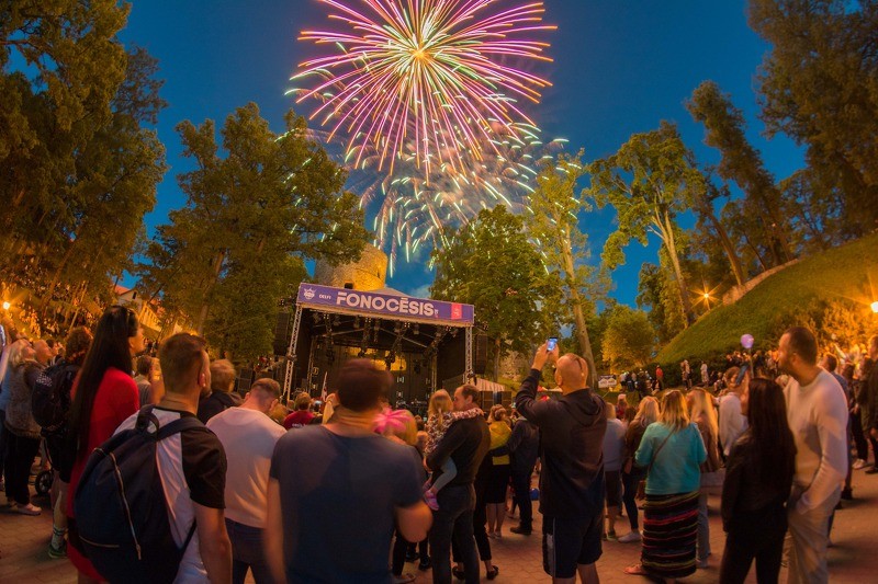 Ar gastronomiskiem pārsteigumiem un krāšņu salūtu aizvadīta “Cēsis 811” otrā diena