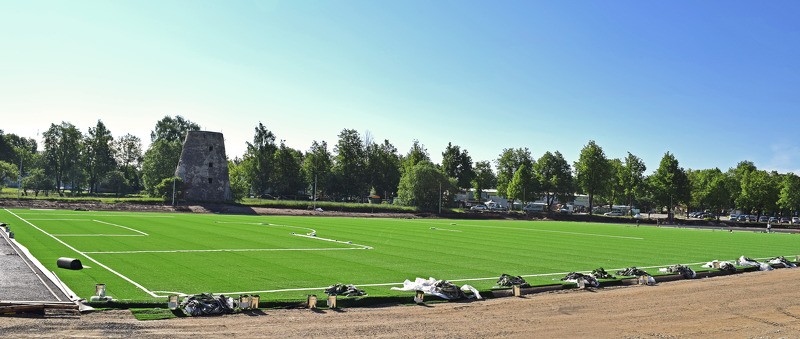 Stadionā šonedēļ ieklāj mākslīgo zālienu