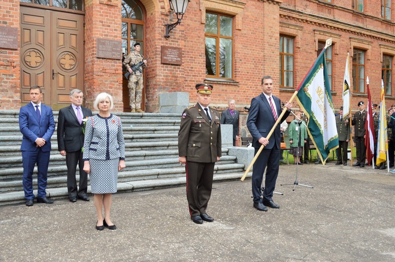 Cēsīs notiek Skolnieku rotas karoga maiņa un piemiņas zīmes atklāšana