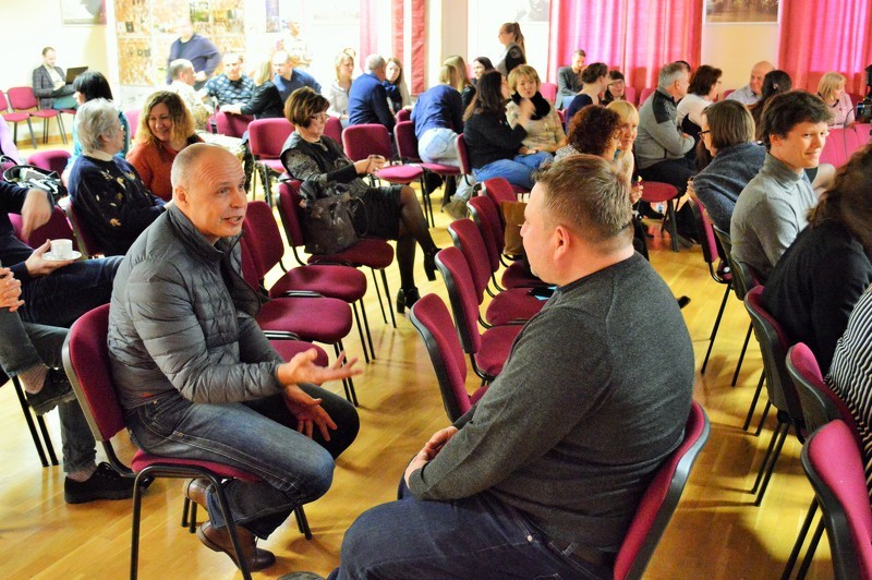 Vairāk nekā 60 cēsnieku pulcējas diskusijai "Kas padara Latviju drošu"