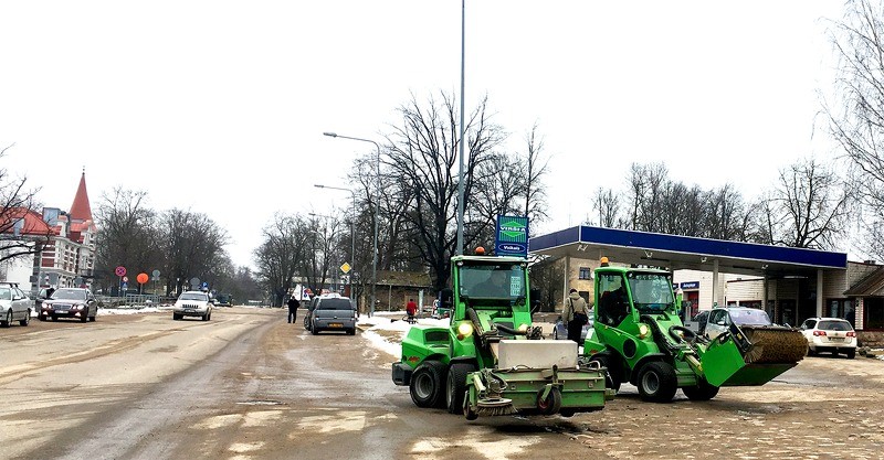 Sāksies bedrīšu remonts un ceļa seguma tīrīšana