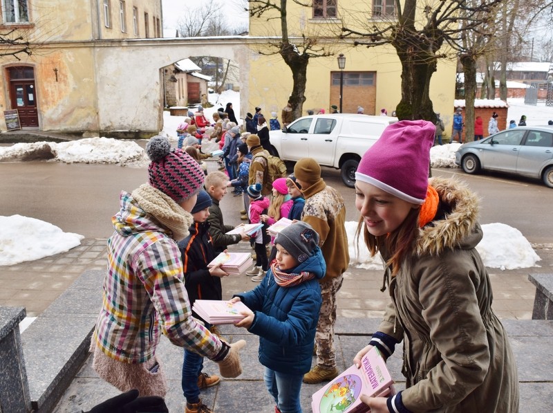 Dzīvajā ķēdē 240 Pastariņa skolas skolēni pārvieto 11 000 grāmatu