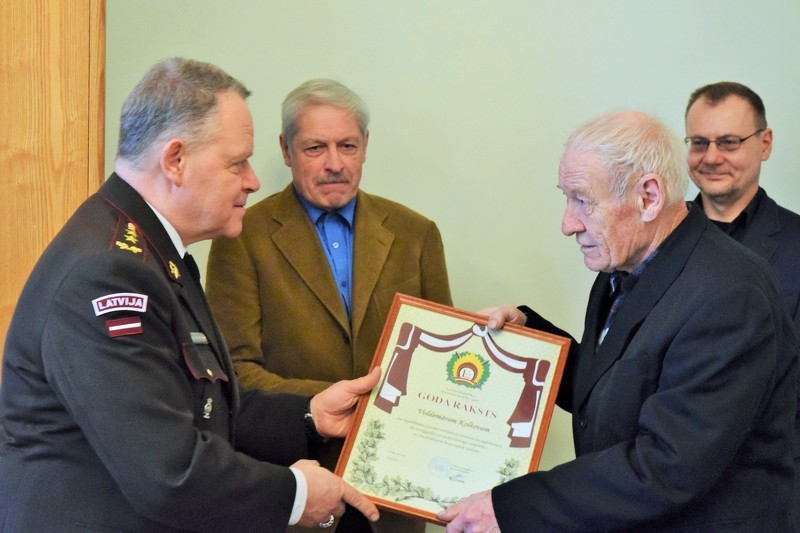 Bijušie NBS komandieri pasniedz apbalvojumus cēsniekiem - vēstures glabātājiem