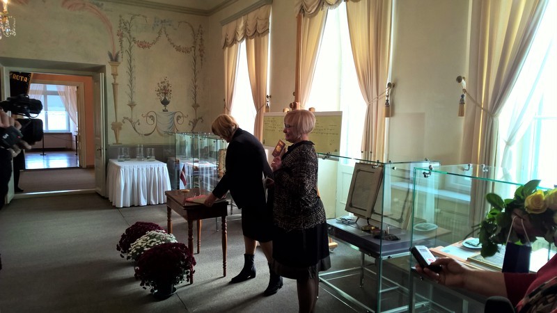 Krasnojarskas latviete Cēsīs saņem Latvijas pasi