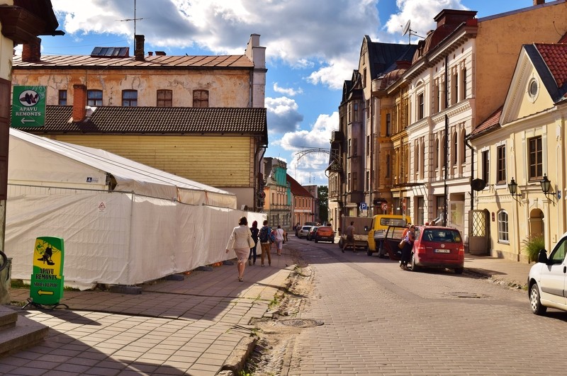 Rīgas ielā ierobežota satiksme ēkas būvdarbu dēļ