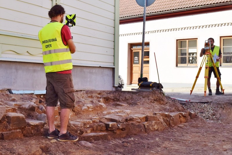 Lielās Kalēju ielas pārbūves laikā atsegts Cēsu aizsargmūra fragments