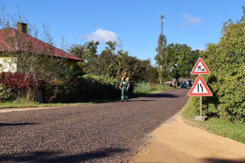 Sākusies Cēsu grants ielu virsmas divkārtu apstrāde