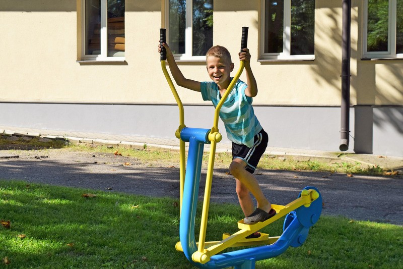 Cēsīs atklāti pieci jauni āra trenažieri