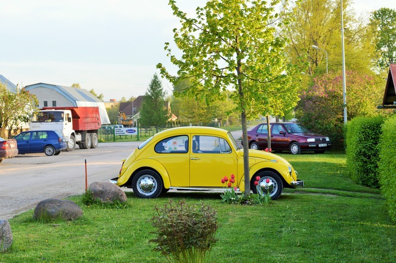 Cēsīs sākta grants ielu pretputekļu apstrāde