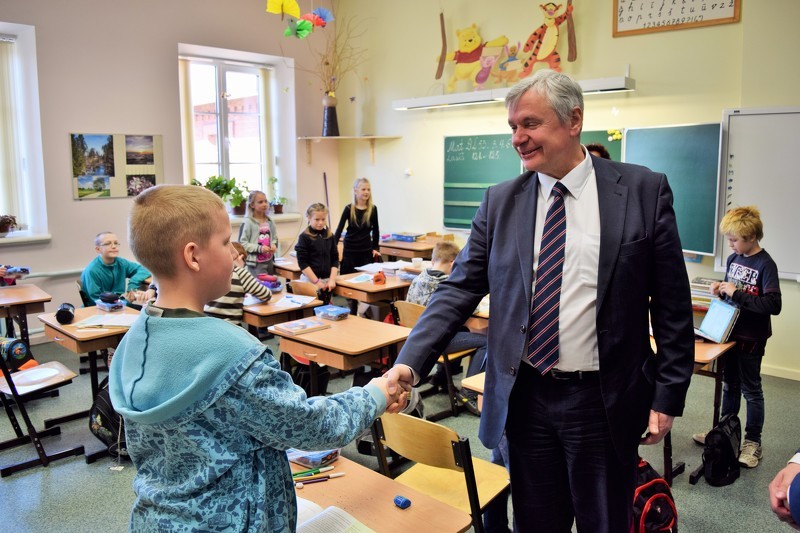 Izglītības ministrs Cēsīs uzsver laikmetīgas pārmaiņas kvalitatīvām izglītības iespējām
