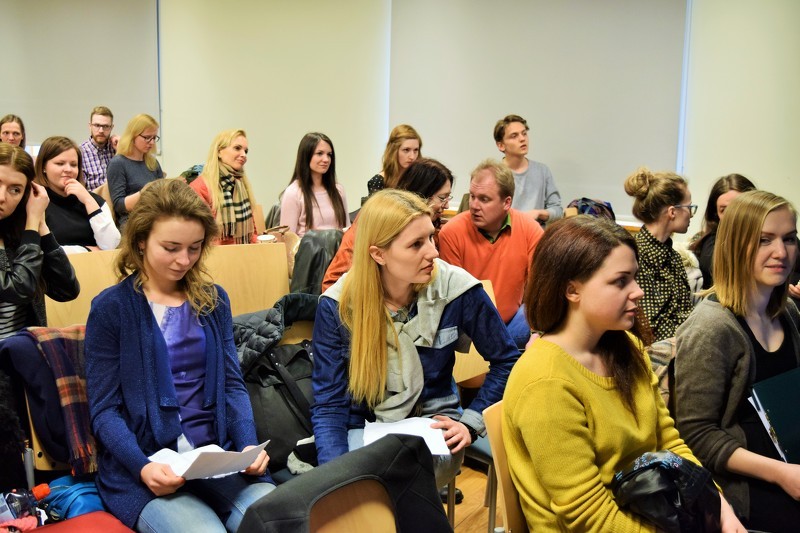 Dizaina studenti pavasara nometnē izstrādā radošas idejas Cēsīm