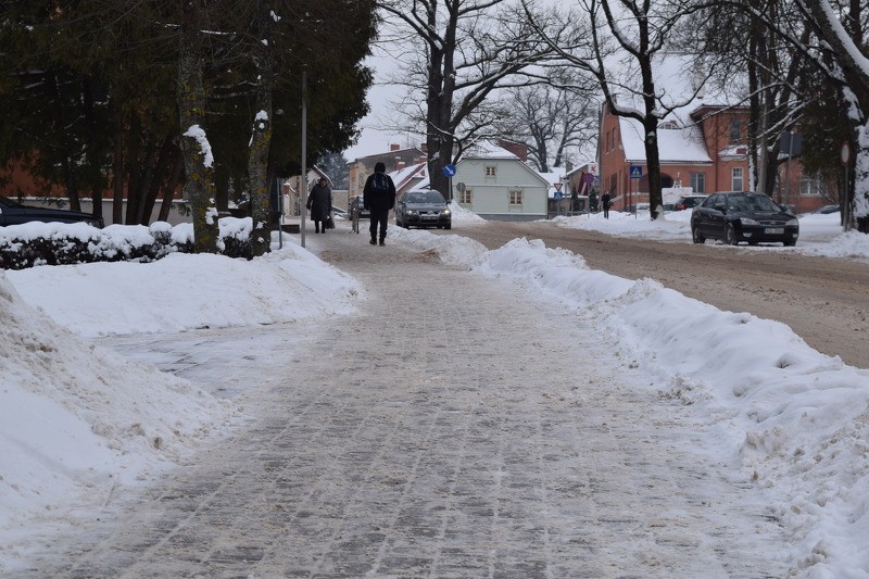 Cēsu ietves būs jātīra metra platumā