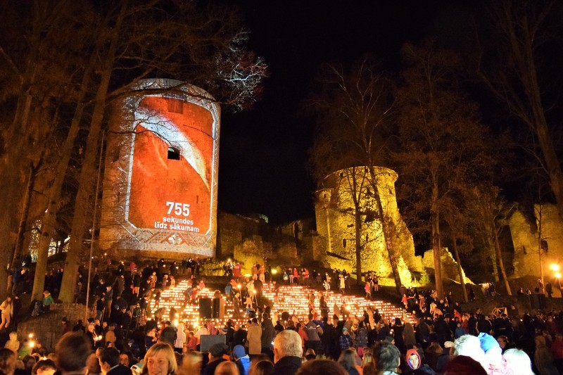 Lāčplēša dienas pasākumus Cēsīs apmeklējuši 10 000 cilvēku