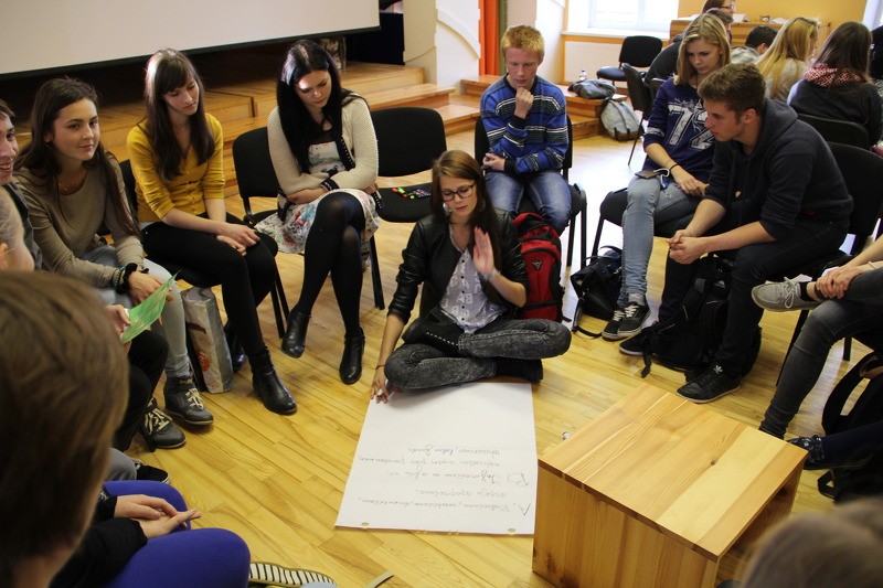 Jauniešu forumā diskutē par brīvprātīgā darba iespējām