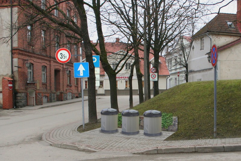 Sākas sagatavošanās darbi konteineru laukumu būvniecībai Cēsu vecpilsētā