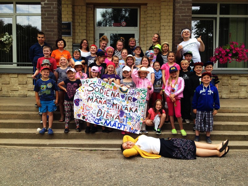 Jaunieši sagādā piedzīvojumu mazajiem cēsniekiem