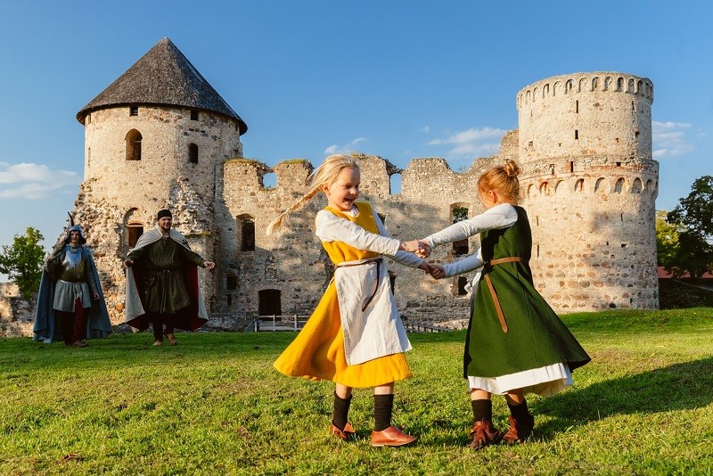 Pirmajā pusgadā par 12% vairāk jaundzimušo cēsnieku