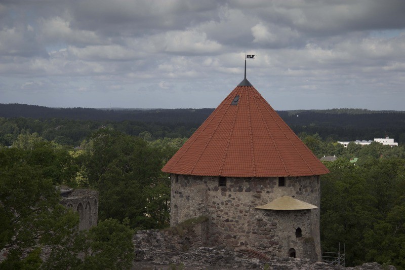 Cēsu viduslaiku pils Rietumu tornis gaida apmeklētājus