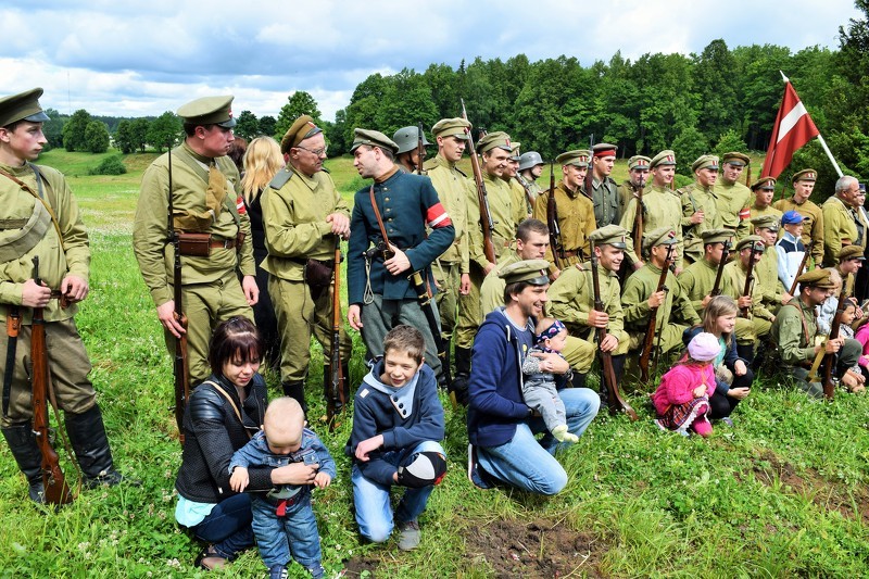 Cēsu kauju imitācija pulcē vairākus simtus skatītāju