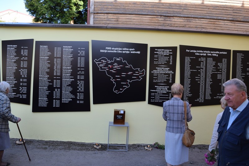 Cēsīs atklātas piemiņas plāksnes Padomju represijās cietušajiem