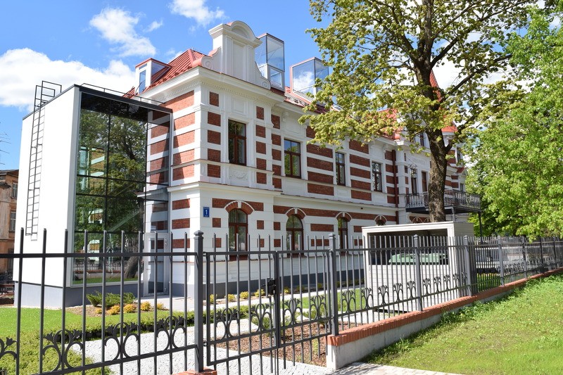 Noslēdzoties projektam, pabeigti bibliotēkas teritorijas labiekārtošanas darbi