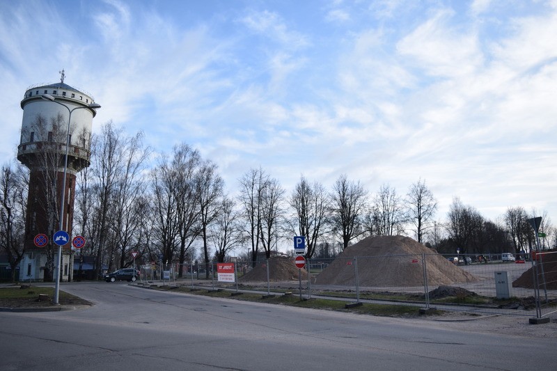 Uzvaras bulvārī pie Smilšu laukuma noteikta vienvirziena kustība