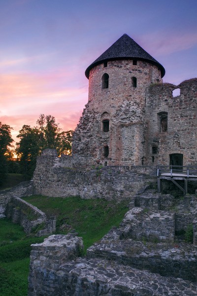 Cēsu Viduslaiku pils Rietumu tornī notiks konservācijas un rekonstrukcijas darbi