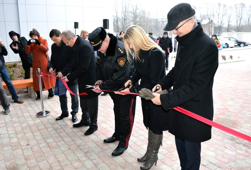 Cēsīs svinīgi atklāts pirmais jaunuzceltais ugunsdzēsēju depo Latvijā