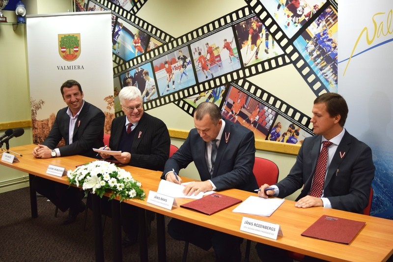 Cēsis paraksta līgumu par Latvijas Jaunatnes vasaras olimpiādes līdzorganizēšanu