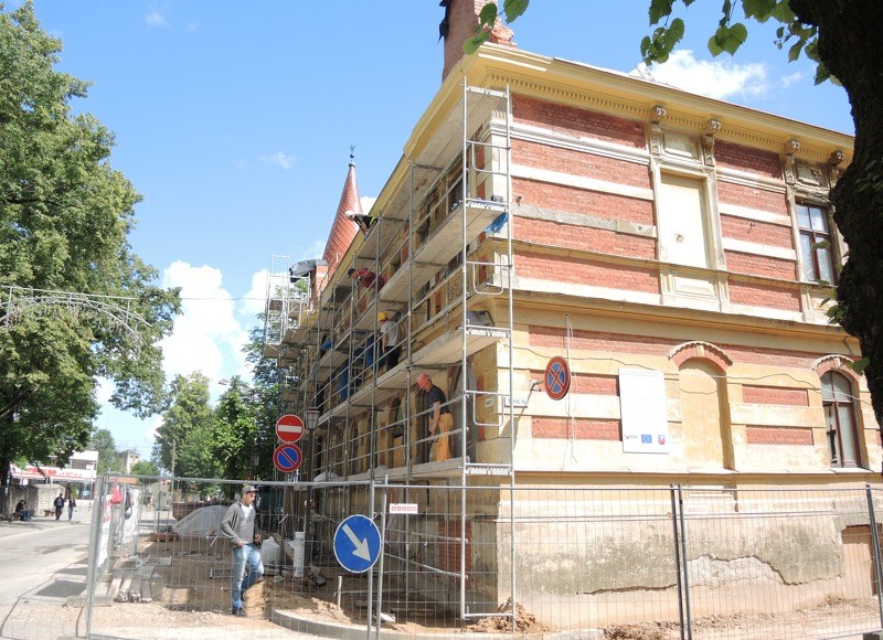 Sākti Cēsu Centrālās bibliotēkas fasādes atjaunošanas darbi