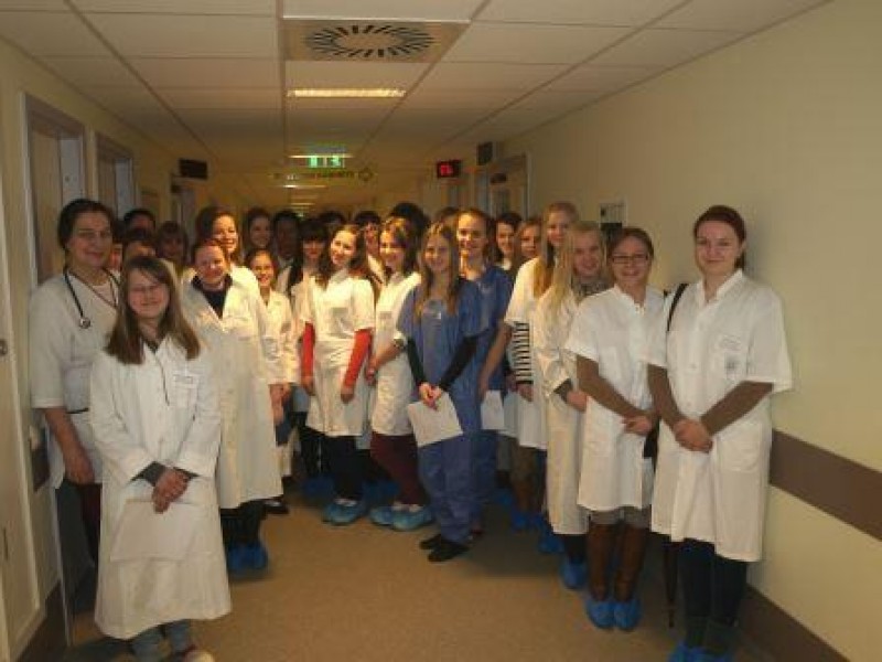 Ēnu dienā Cēsu klīnikā viesojās 17 skolēni