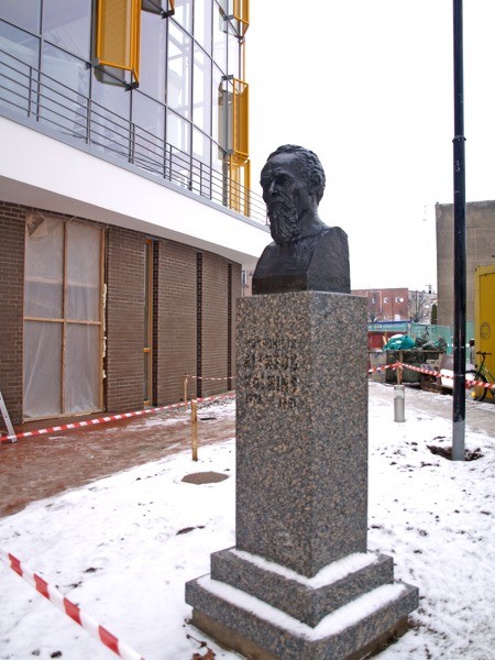 Cēsu centrā novietota Alfrēda Kalniņa biste