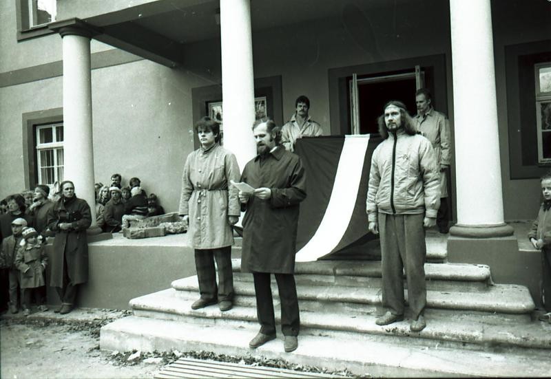 Sarkanbaltsarkanais karogs pār Cēsīm jau 25 gadus