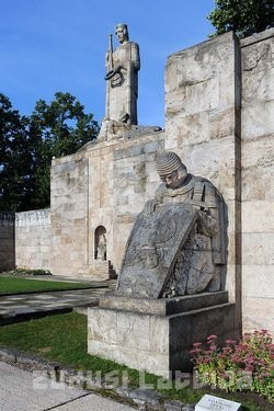 Jānis Rozenbergs piedalās atjaunoto pilsētas ģerboņu galeriju atklāšanā Brāļu kapos