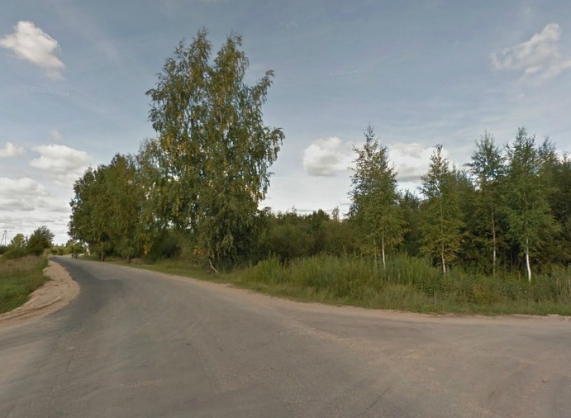 Pētera ielā attīra teritoriju no krūmiem