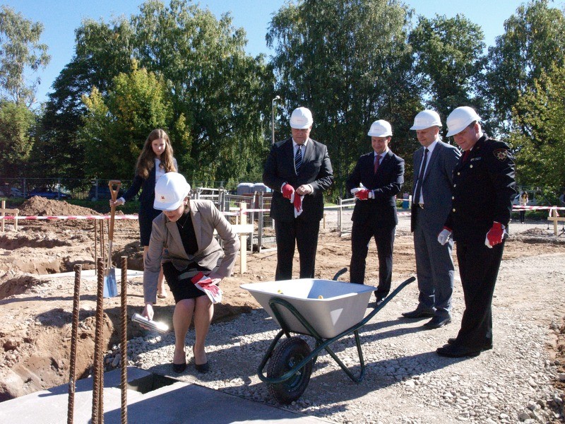 Cēsīs ielikts jaunā ugunsdzēsēju depo pamatakmens