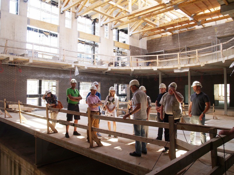 Jaunais Cēsu novada domes sasaukums viesojas topošajā koncertzālē