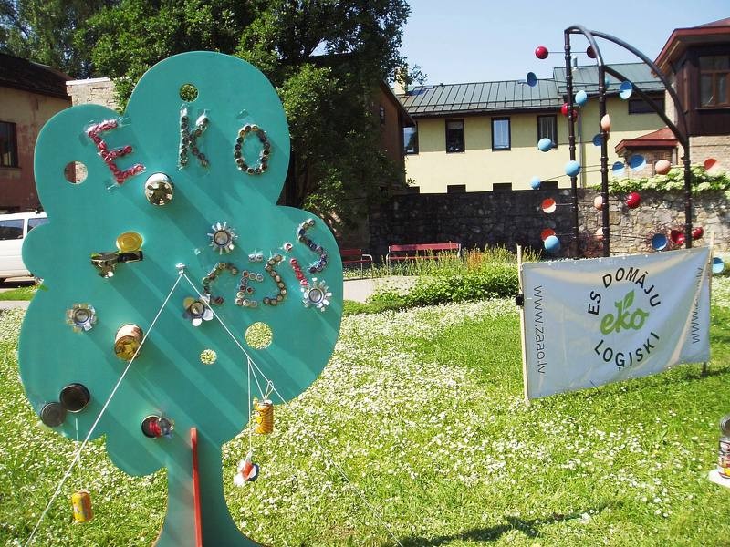 Cēsīs izveidots šķiroto atkritumu koks